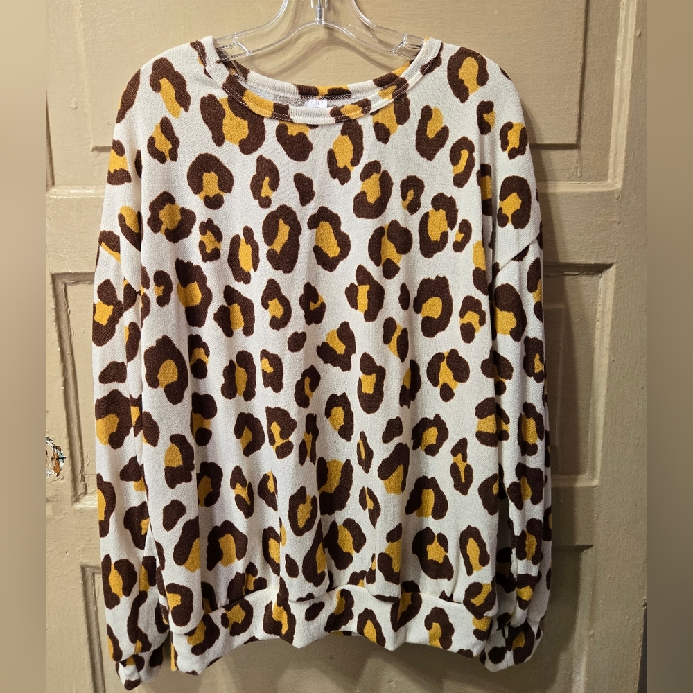 CY Fashion Long Sleeve Animal Print Top NWT Size: Large